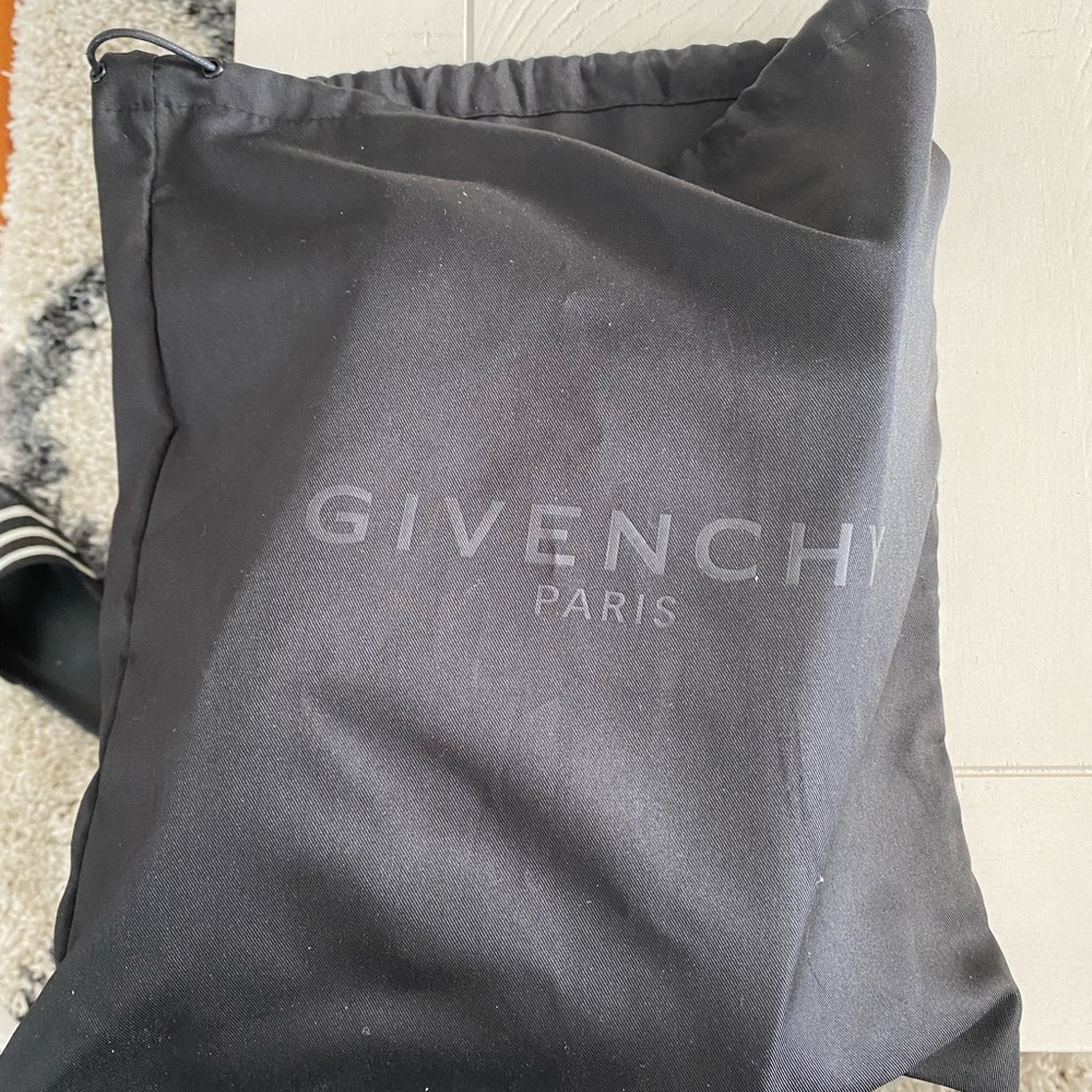 GIVENCHY PARIS - Picture 3 of 6